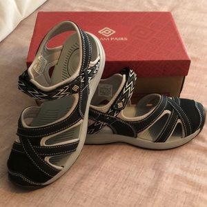 Dream Pairs Women’s Sport Sandal  8M Black(NEW)